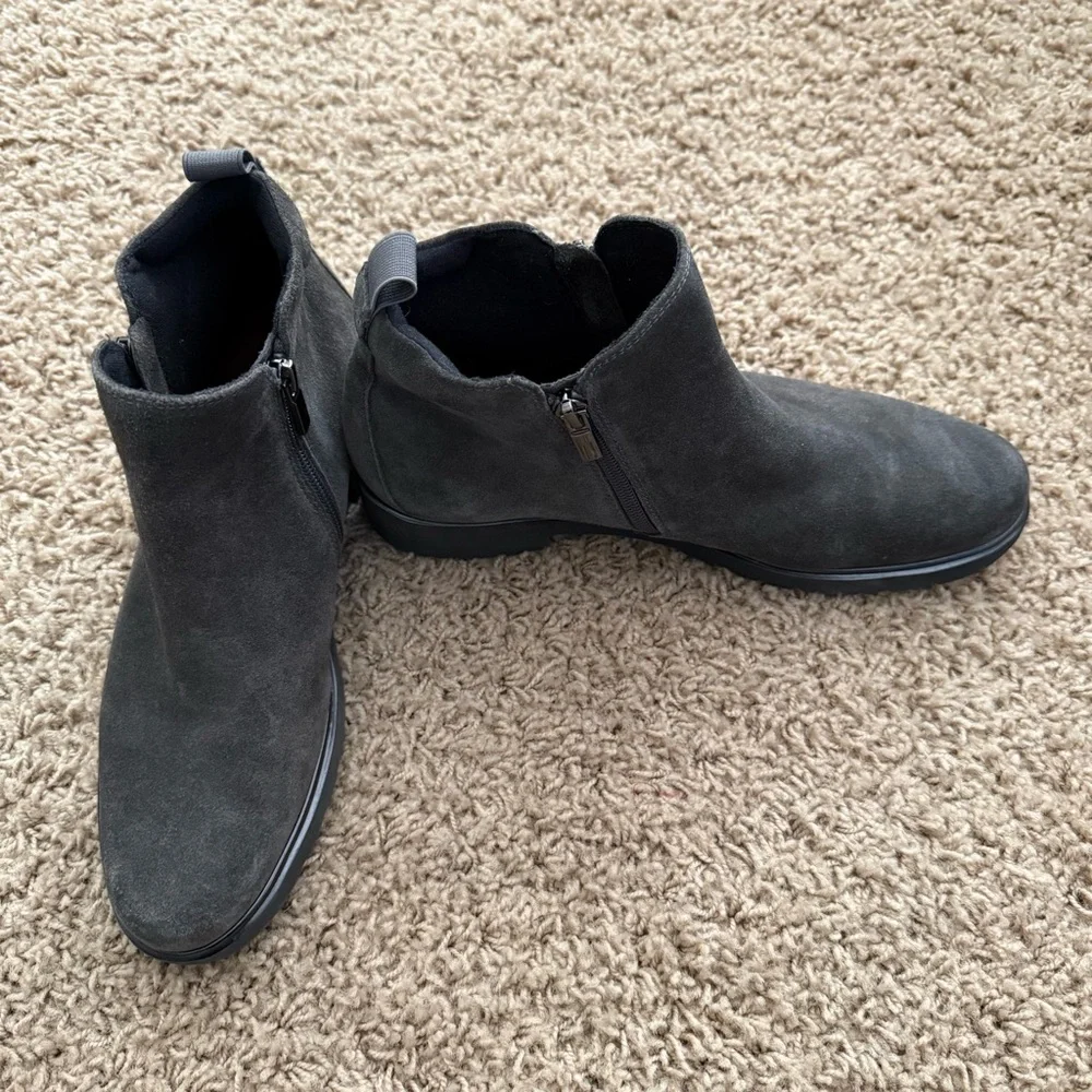 Munro Gray Suede Ankle Boots Zippers on Both Sides. Size 9.5